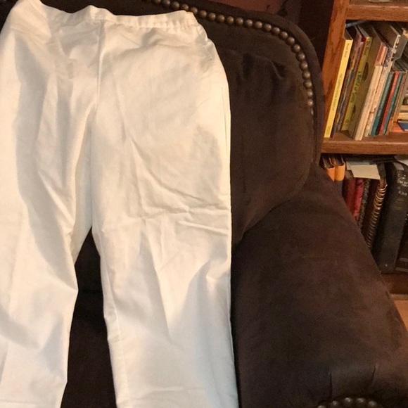 White classic slacks!  Alfred Dunner quality! - Picture 1 of 3